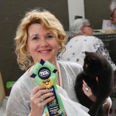 Montse con un gato en una exposición felina